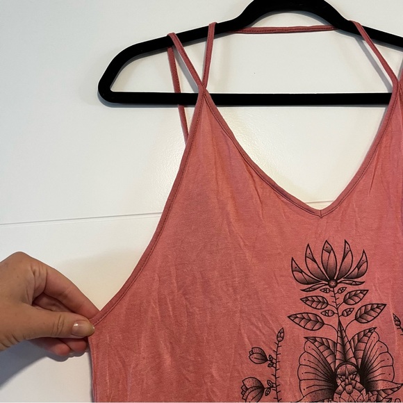Lira | Graphic Tank Top - Picture 2 of 13